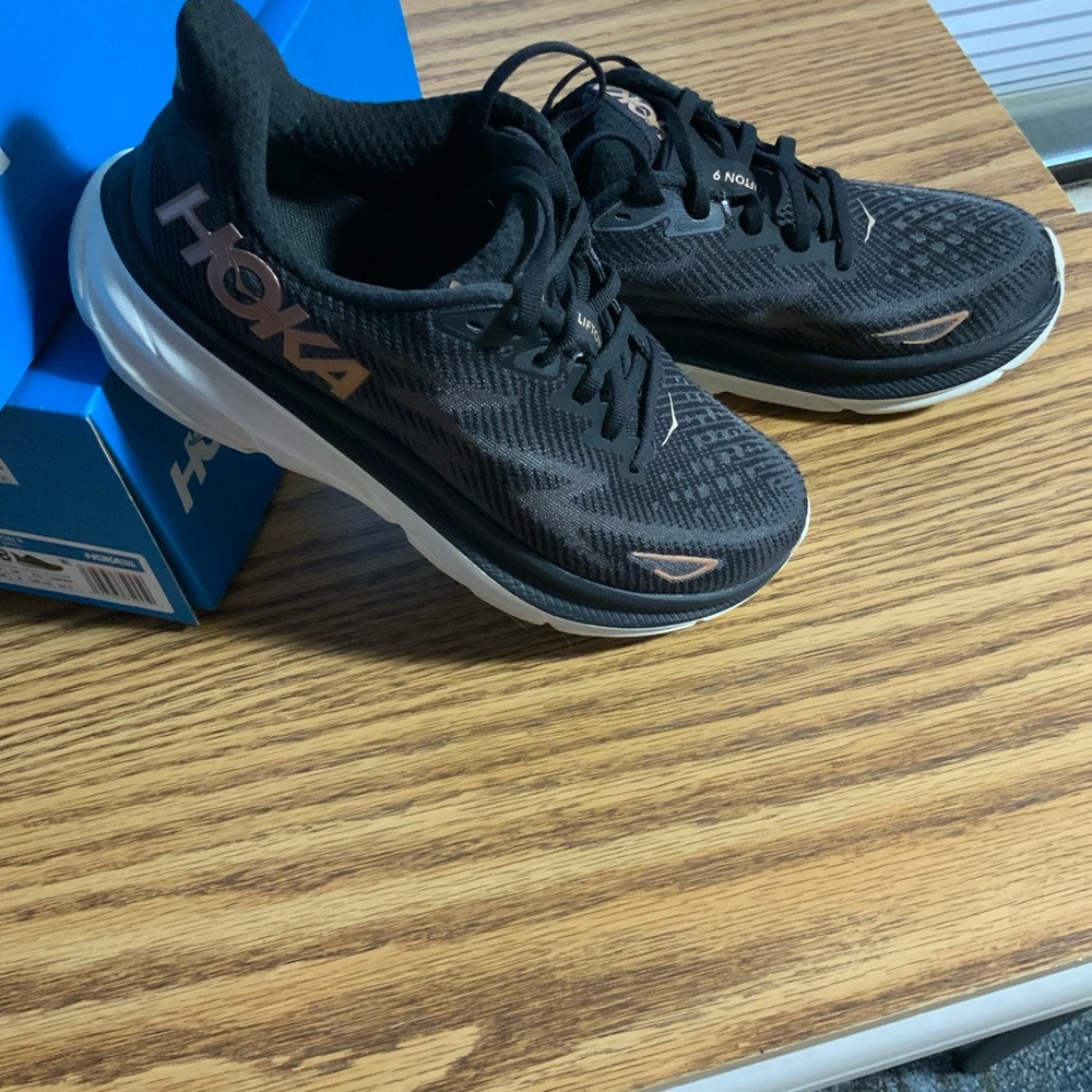 HOKA Clifton 9, black, 7.5 shoe